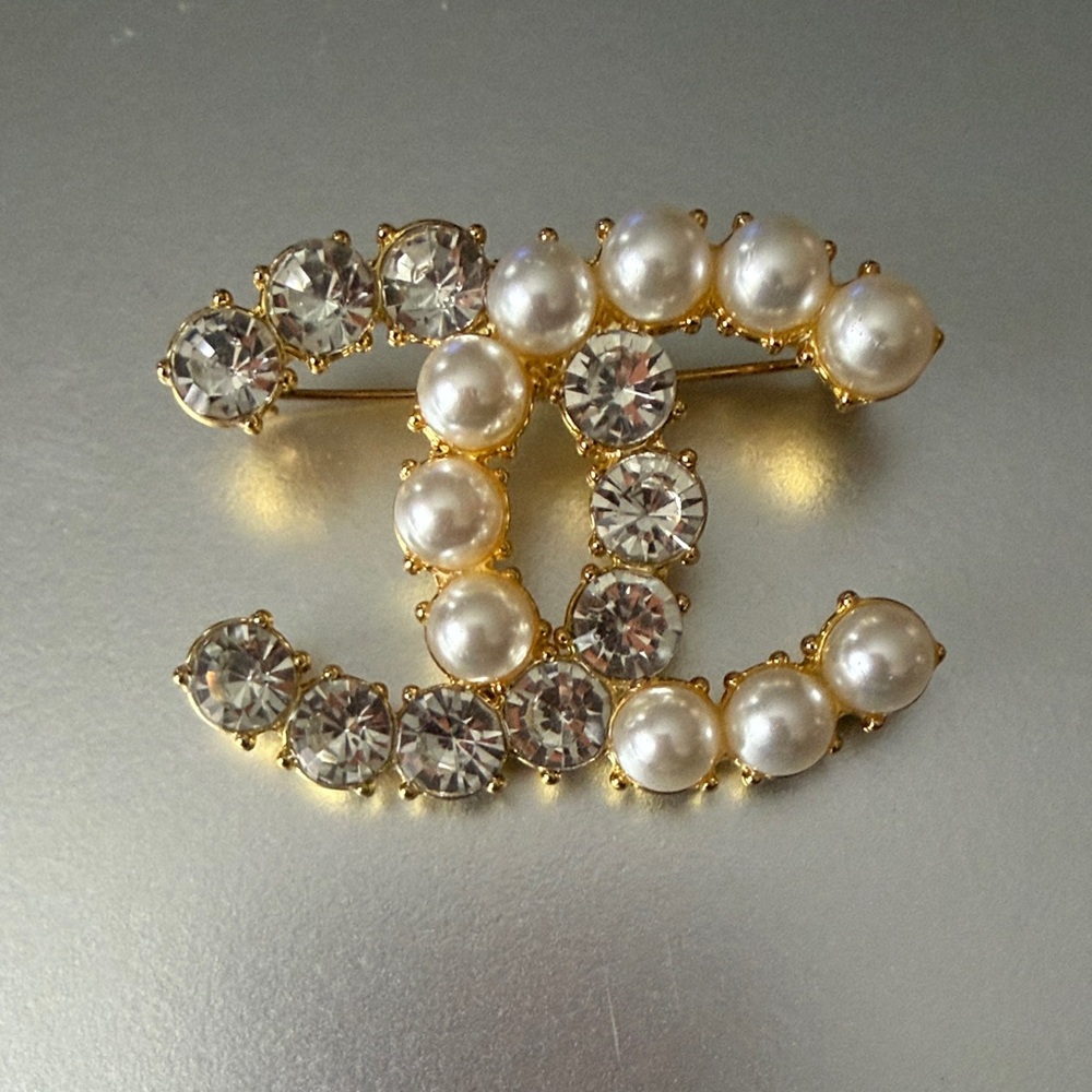 Elegant Gold and Pearl Brooch